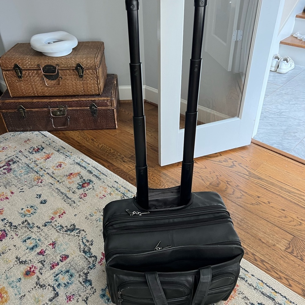 Tumi Black Briefcase with Durable Design and Spacious Compartments - Picture 7 of 7